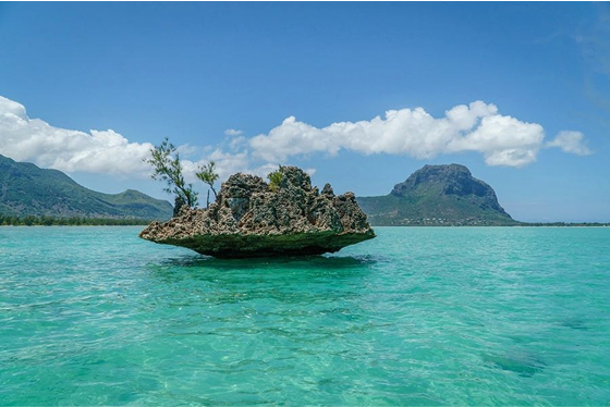 séjour romantique île Maurice - Vue mer avec un rocher au milieu